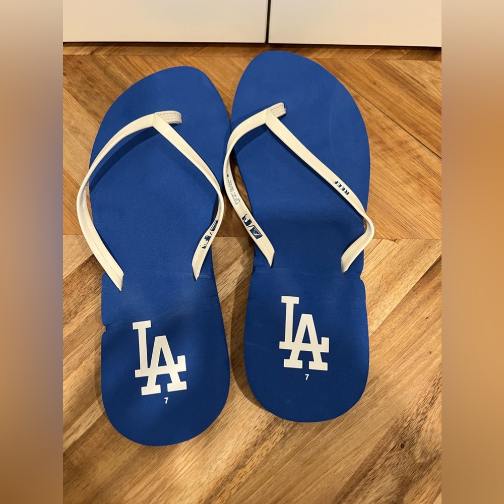 NWOT LA Dodgers Reef size 7 flip flops for women